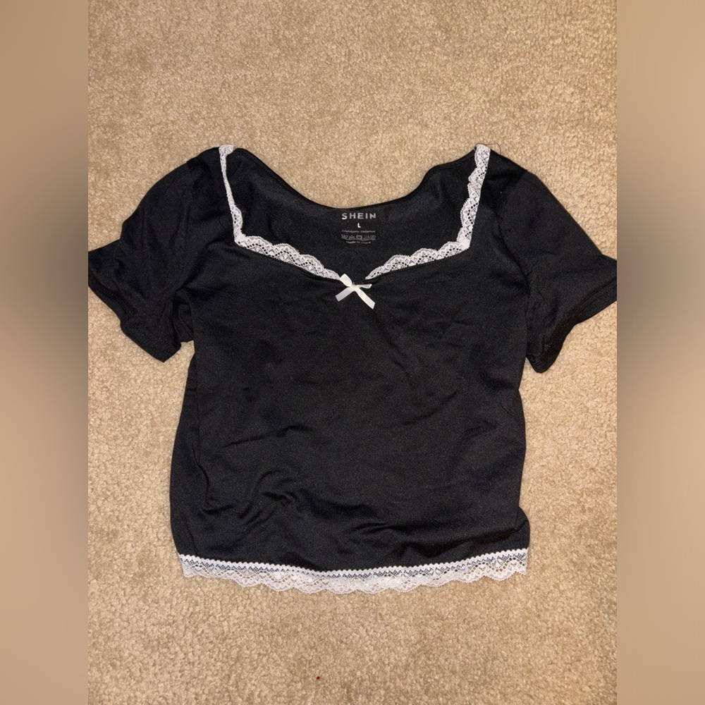 Black cropped baby tee with sweetheart neckline size large